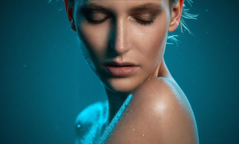femme a la peau hydraté