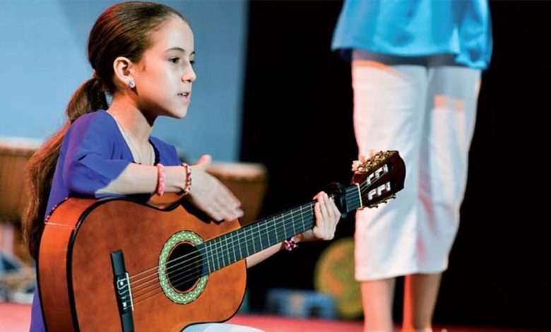 Princesse Lalla Khadija joue a la guitare