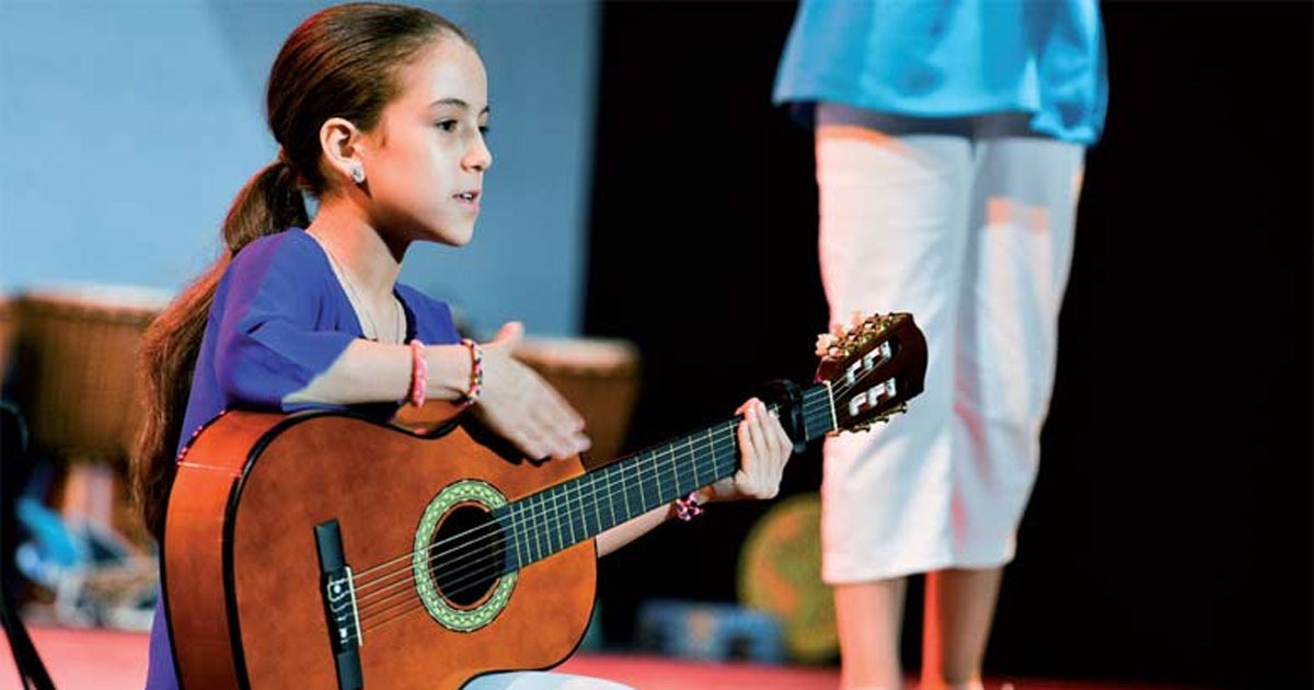 Princesse Lalla Khadija joue a la guitare