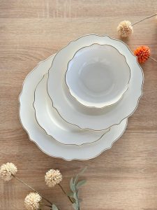 service d'assiettes blanc et argent