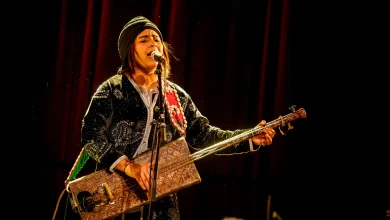 Maitre Gnaoui Asmaa Hamzaoui joue du gembri sur scéne
