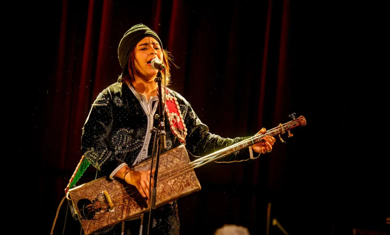 Maitre Gnaoui Asmaa Hamzaoui joue du gembri sur scéne