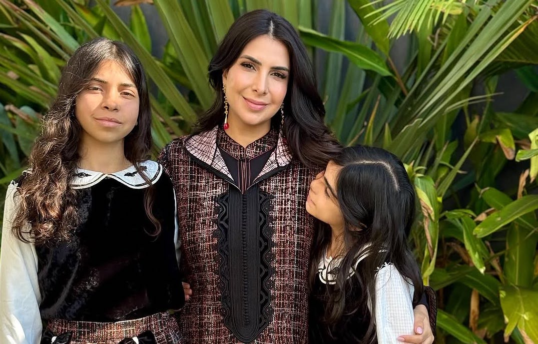 Douja Belkhayat et ses fille ambre et leyna habillées en Dar Lmaalem
