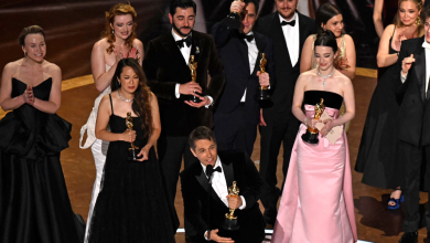 Le cinéaste américain Sean Baker accepte le prix du meilleur film pour "Anora", flanqué de ses acteurs et de son équipe, sur scène lors de la 97e cérémonie annuelle des Oscars au Dolby Theatre à Hollywood, Californie, le 2 mars 2025. ©AFP