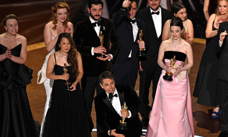 Le cinéaste américain Sean Baker accepte le prix du meilleur film pour "Anora", flanqué de ses acteurs et de son équipe, sur scène lors de la 97e cérémonie annuelle des Oscars au Dolby Theatre à Hollywood, Californie, le 2 mars 2025. ©AFP