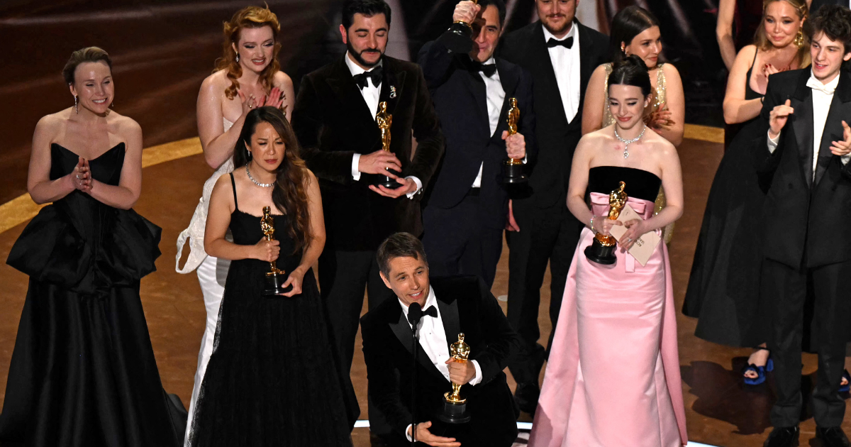 Le cinéaste américain Sean Baker accepte le prix du meilleur film pour "Anora", flanqué de ses acteurs et de son équipe, sur scène lors de la 97e cérémonie annuelle des Oscars au Dolby Theatre à Hollywood, Californie, le 2 mars 2025. ©AFP
