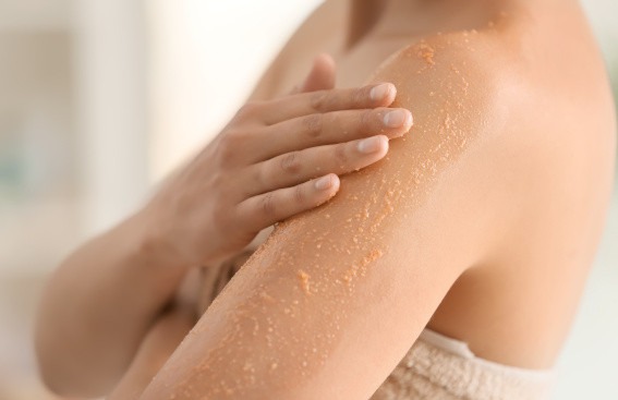Préparer la peau au soleil avec les gommages