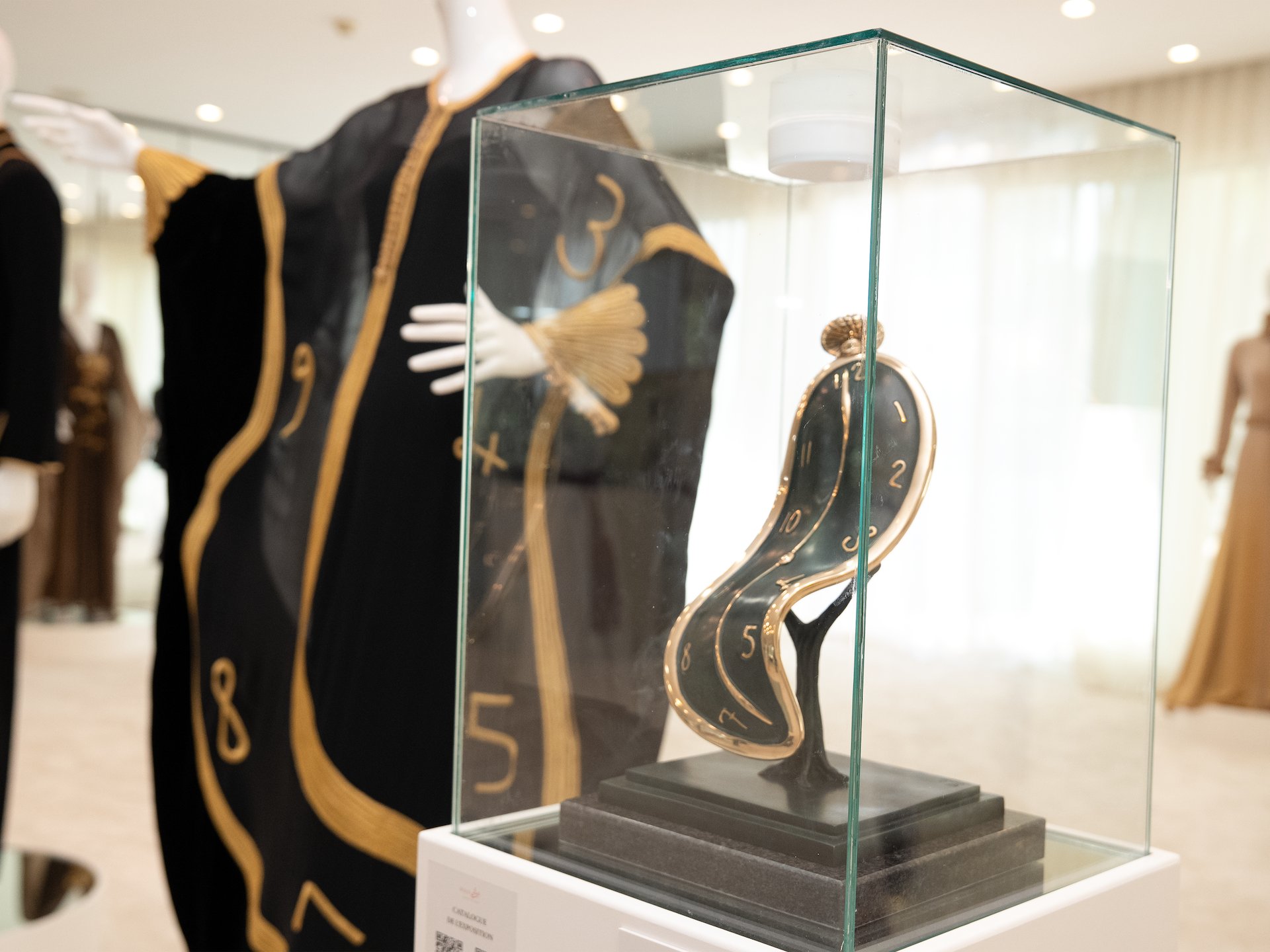 Exposition Zhor Rais X Dali Universe : Caftan et sculpture Danse du temps